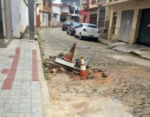 Intervenção da Copasa parada há mais de 10 dias gera reclamações de motoristas e comerciantes no Centro de Leopoldina