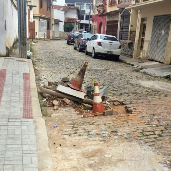 Intervenção da Copasa parada há mais de 10 dias gera reclamações de motoristas e comerciantes no Centro de Leopoldina