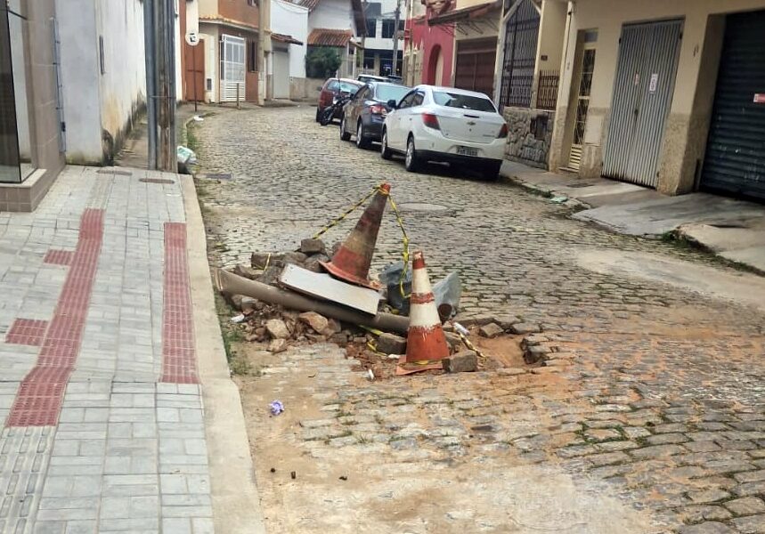 Intervenção da Copasa parada há mais de 10 dias gera reclamações de motoristas e comerciantes no Centro de Leopoldina