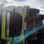 Carreta carregada de adubo tomba na BR-116 entre Leopoldina e Além Paraíba