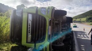 Carreta carregada de adubo tomba na BR-116 entre Leopoldina e Além Paraíba