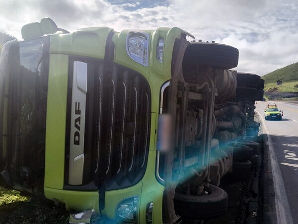 Carreta carregada de adubo tomba na BR-116 entre Leopoldina e Além Paraíba