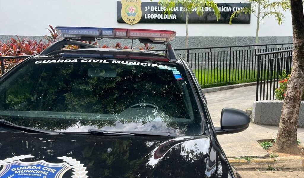 Mulher é presa pela GCM de Leopoldina após ameaçar a própria mãe e causar confusão em estabelecimento na Vila Miralda