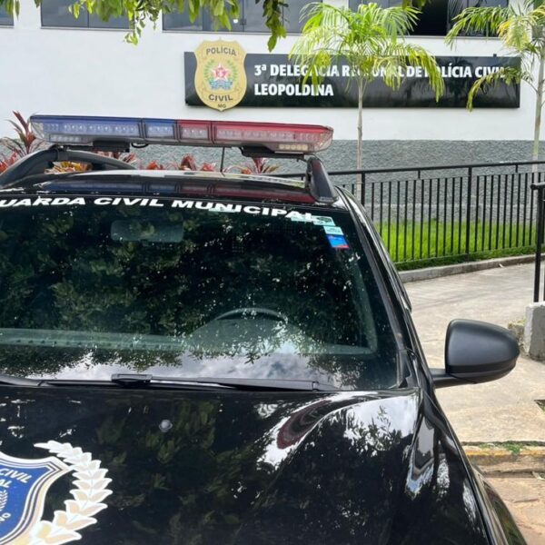 Mulher é presa pela GCM de Leopoldina após ameaçar a própria mãe e causar confusão em estabelecimento na Vila Miralda