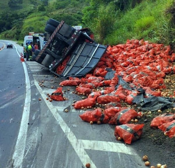 Carreta carregada com cebola tomba próximo à Bica D’água na BR-116 em Leopoldina