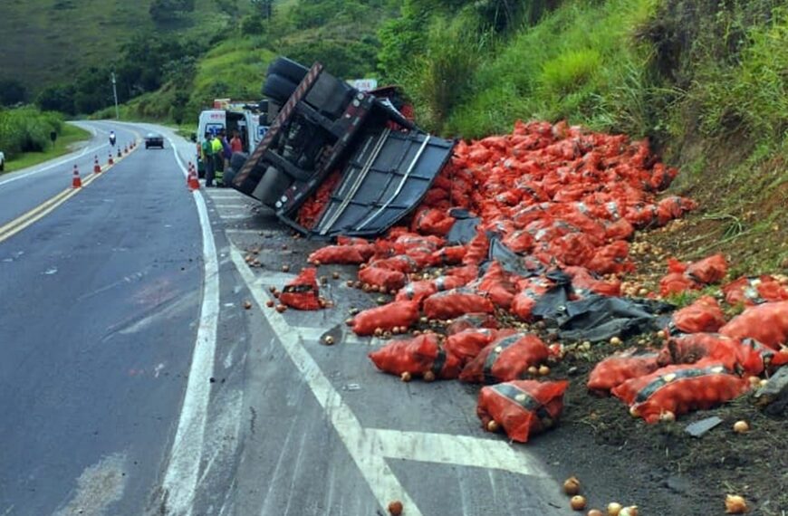 Carreta carregada com cebola tomba próximo à Bica D’água na BR-116 em Leopoldina