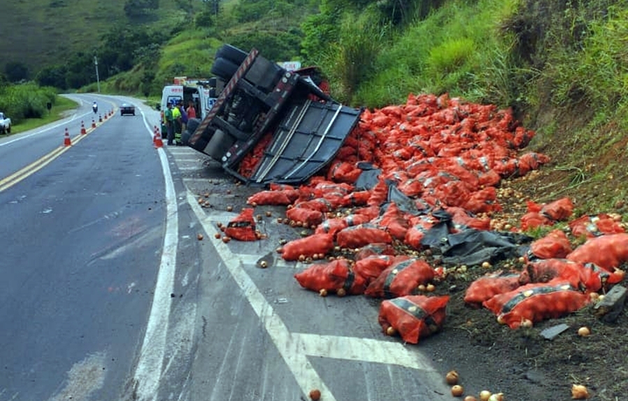 Carreta carregada com cebola tomba próximo à Bica D’água na BR-116 em Leopoldina