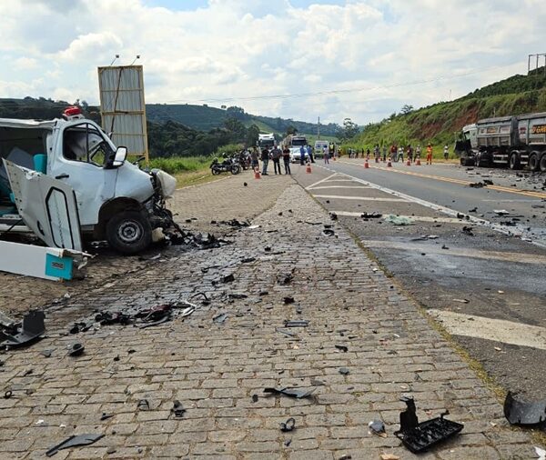 Colisão entre ambulância e carreta deixa um morto e um ferido grave na BR-116