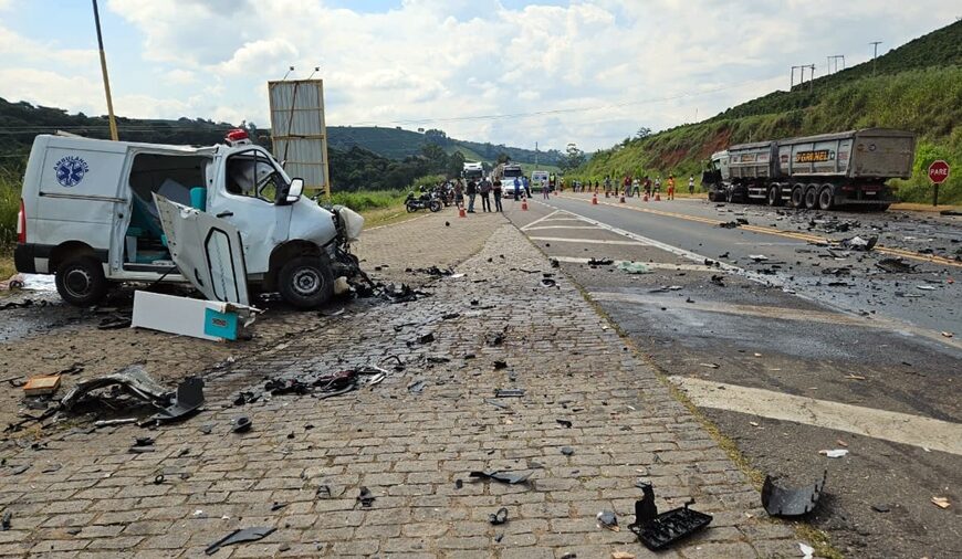 Colisão entre ambulância e carreta deixa um morto e um ferido grave na BR-116