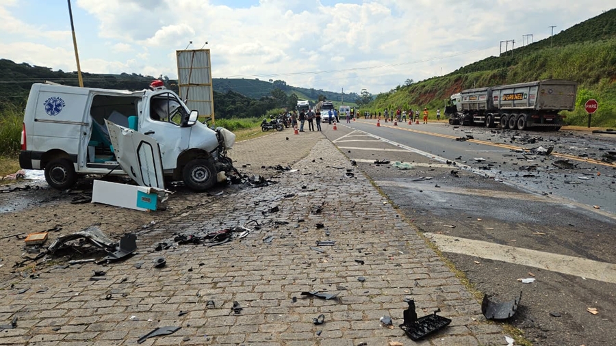 Colisão entre ambulância e carreta deixa um morto e um ferido grave na BR-116