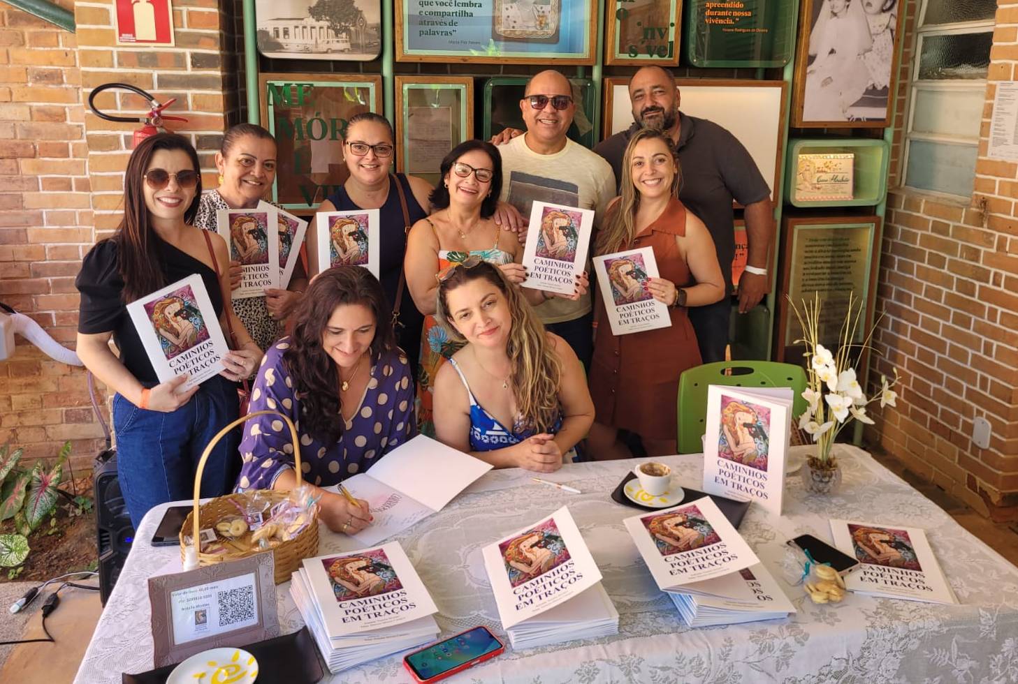 Livro ‘Caminhos Poéticos em Traços’ é lançado em Leopoldina com exposição de arte e sessão de autógrafos