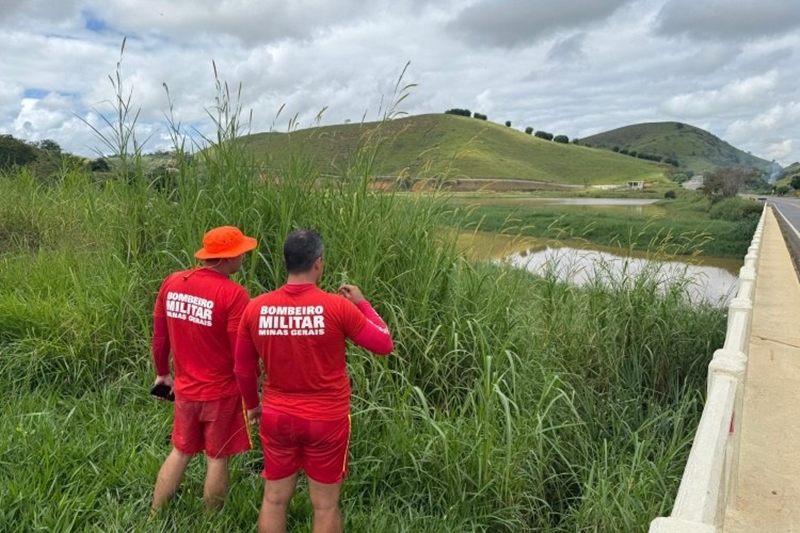 Desaparecimento de idoso mobiliza buscas no Rio Glória após acidente fatal na BR-116 em Muriaé