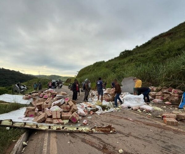 Caminhão carregado de carne tomba na Serra de Pirapanema em Muriaé