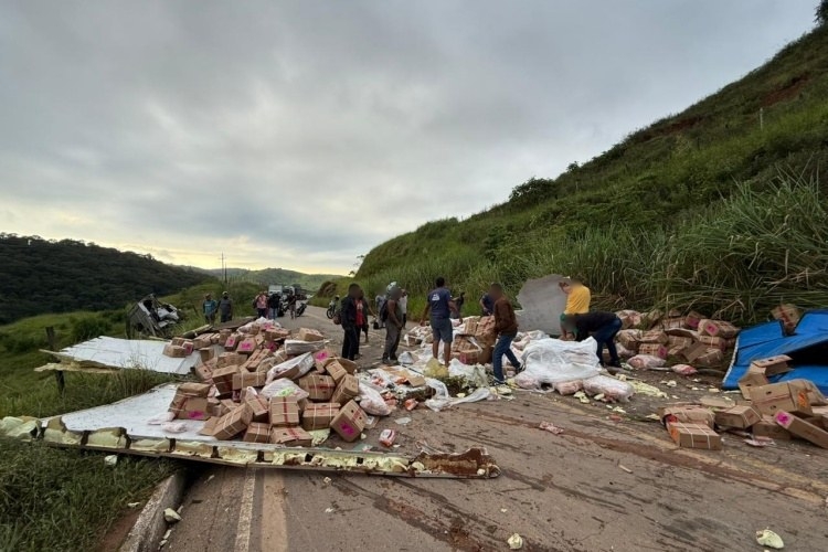 Caminhão carregado de carne tomba na Serra de Pirapanema em Muriaé