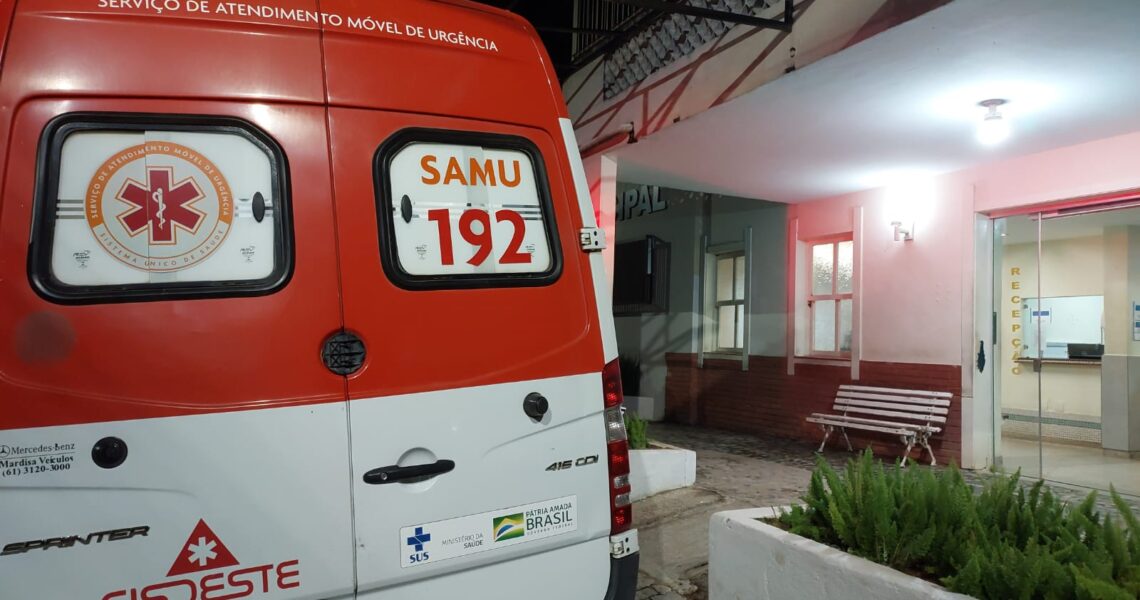 Jovem fica ferido em colisão entre carro e bicicleta elétrica em Leopoldina