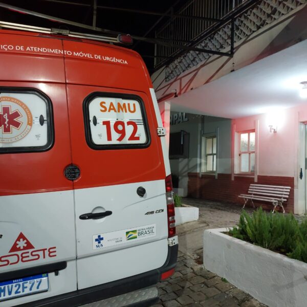 Jovem fica ferido em colisão entre carro e bicicleta elétrica em Leopoldina