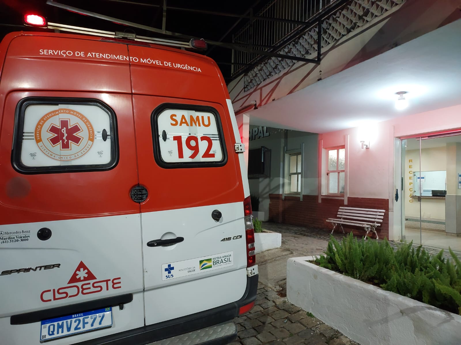 Jovem fica ferido em colisão entre carro e bicicleta elétrica em Leopoldina