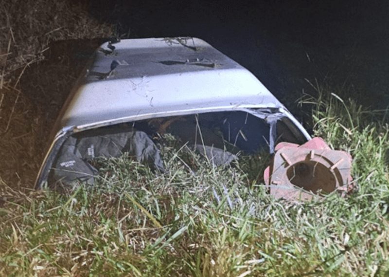 Carro cai em ribanceira de 200 metros, mata uma pessoa e deixa dois feridos na AMG-2902