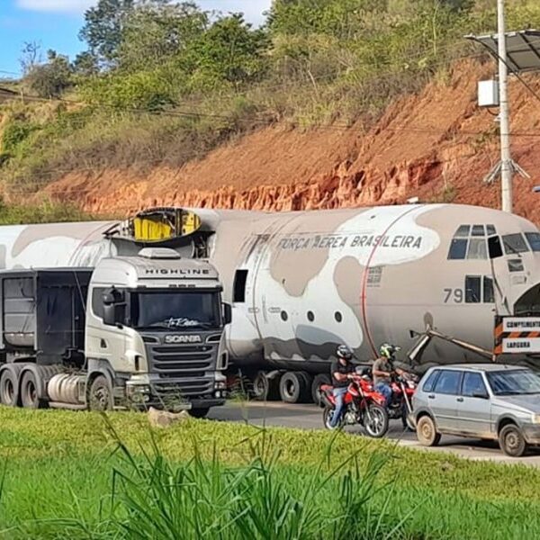 Parte de avião cargueiro da FAB surpreende motoristas ao cruzar a BR-116