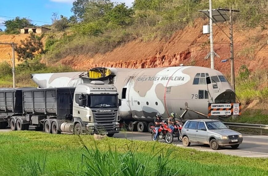 Parte de avião cargueiro da FAB surpreende motoristas ao cruzar a BR-116