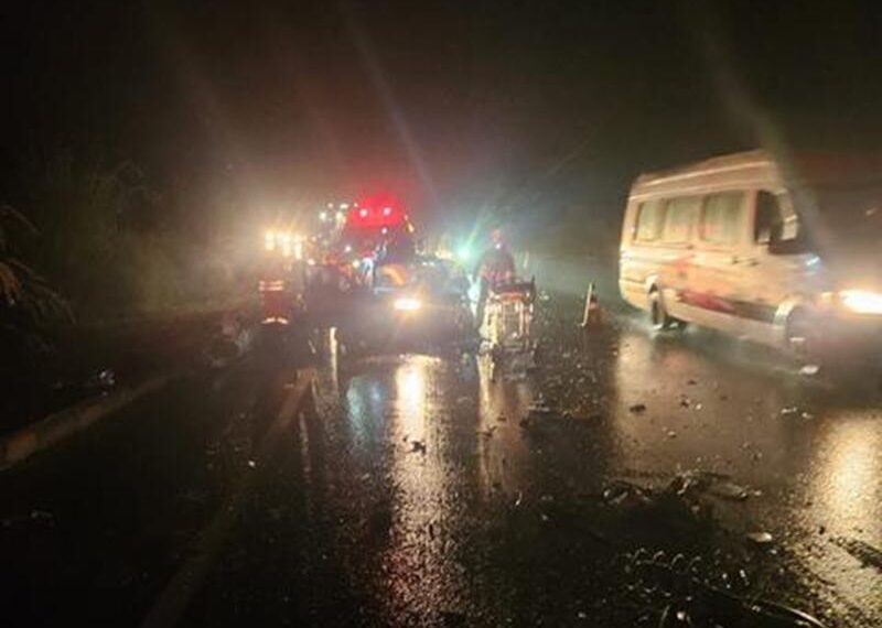 Carro invade contramão e provoca acidente na BR-116 entre Laranjal e Muriaé