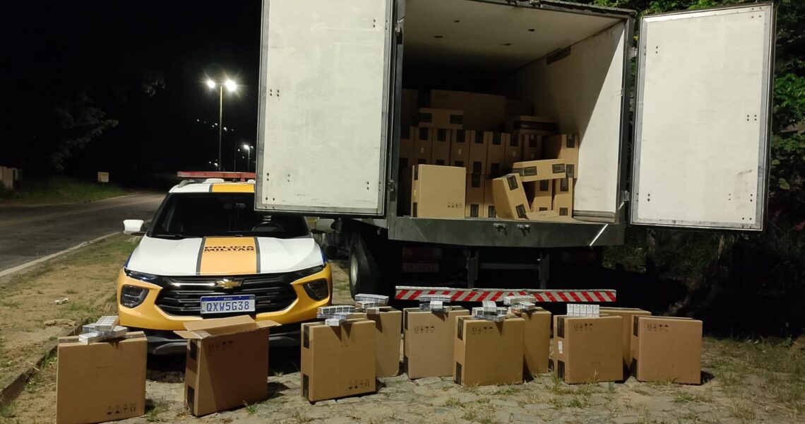 Carga avaliada em mais de R$ 1 milhão em cigarros irregulares é apreendida na MGC-393 em Além Paraíba