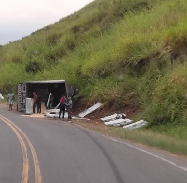 Caminhão carregado com esquadrias de alumínio tomba na Serra de Argirita