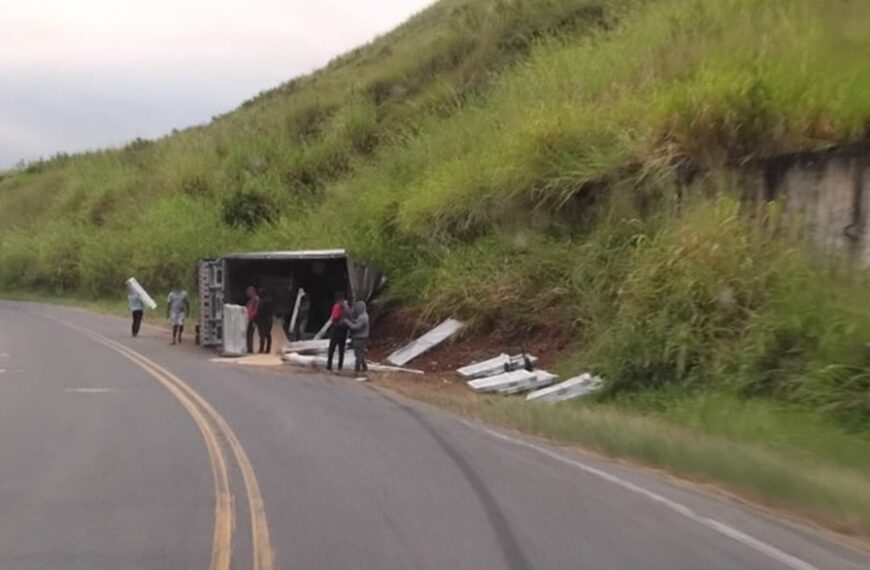 Caminhão carregado com esquadrias de alumínio tomba na Serra de Argirita