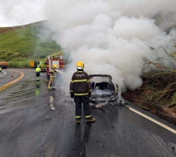 Carro pega fogo na BR-116 em Muriaé e mobiliza Corpo de Bombeiros