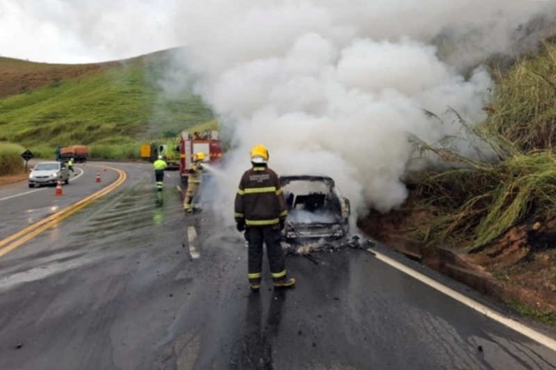 Carro pega fogo na BR-116 em Muriaé e mobiliza Corpo de Bombeiros