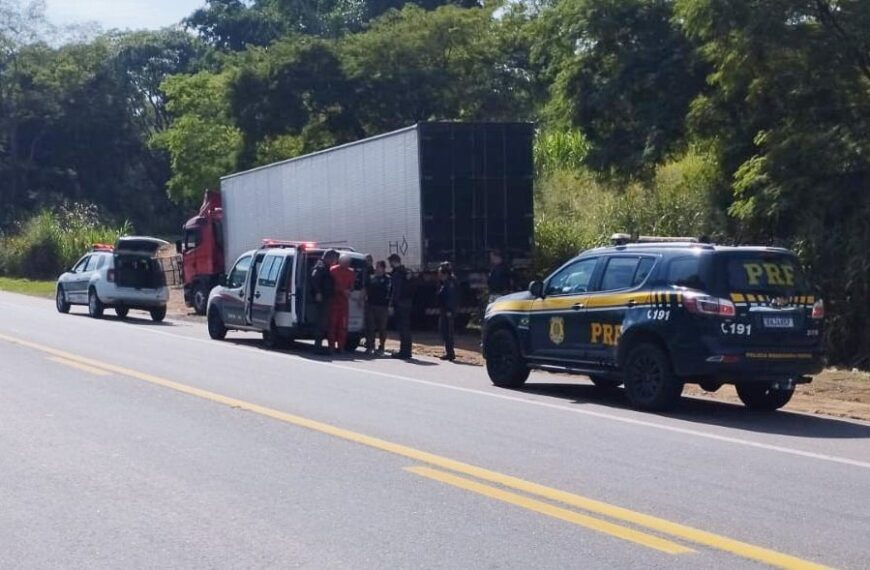 Carreta bate na traseira de viatura do sistema prisional e detento fica ferido em Leopoldina