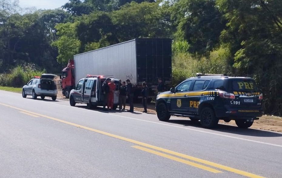 Carreta bate na traseira de viatura do sistema prisional e detento fica ferido em Leopoldina