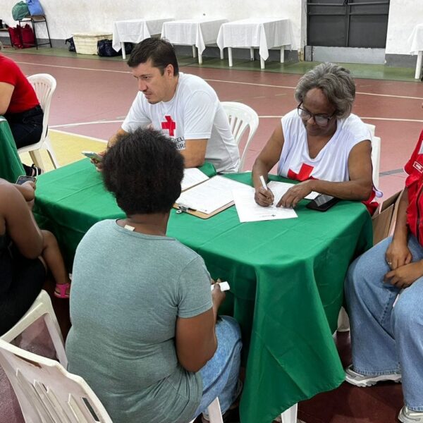 Mais de 300 famílias de Leopoldina recebem auxílio da Cruz Vermelha após período chuvoso
