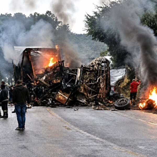 Oito pessoas morrem em acidente envolvendo ônibus e carreta na BR-251 em MG