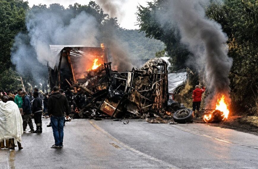 Oito pessoas morrem em acidente envolvendo ônibus e carreta na BR-251 em MG