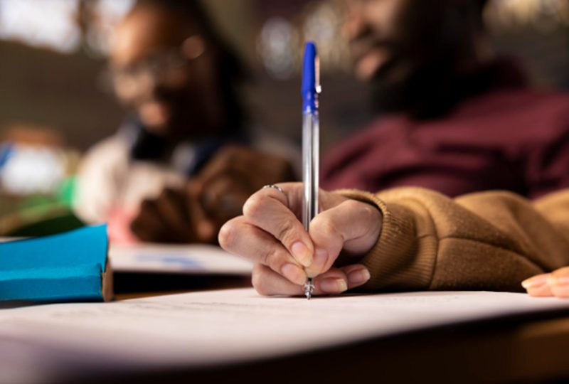 Concursos públicos seguem atraindo brasileiros em busca de estabilidade financeira
