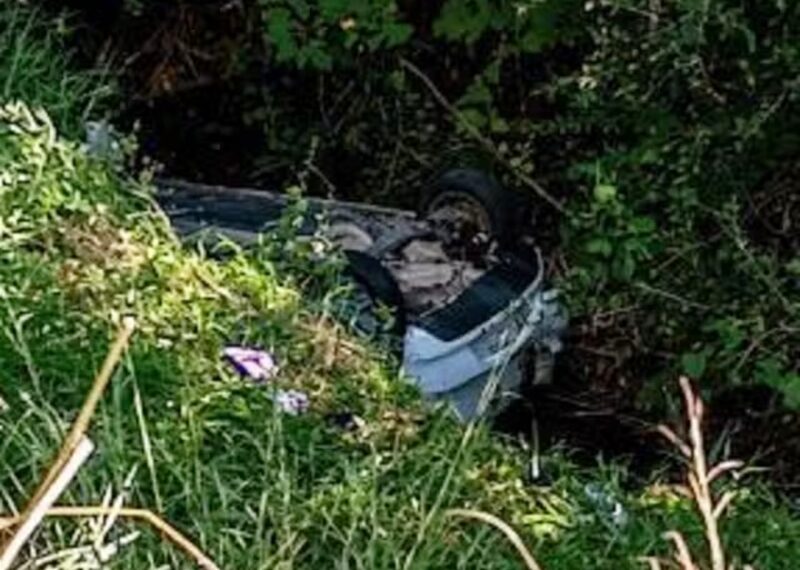 Vítimas são resgatadas debaixo d’água após carro sair da pista e cair em rio na BR-267 em Bicas