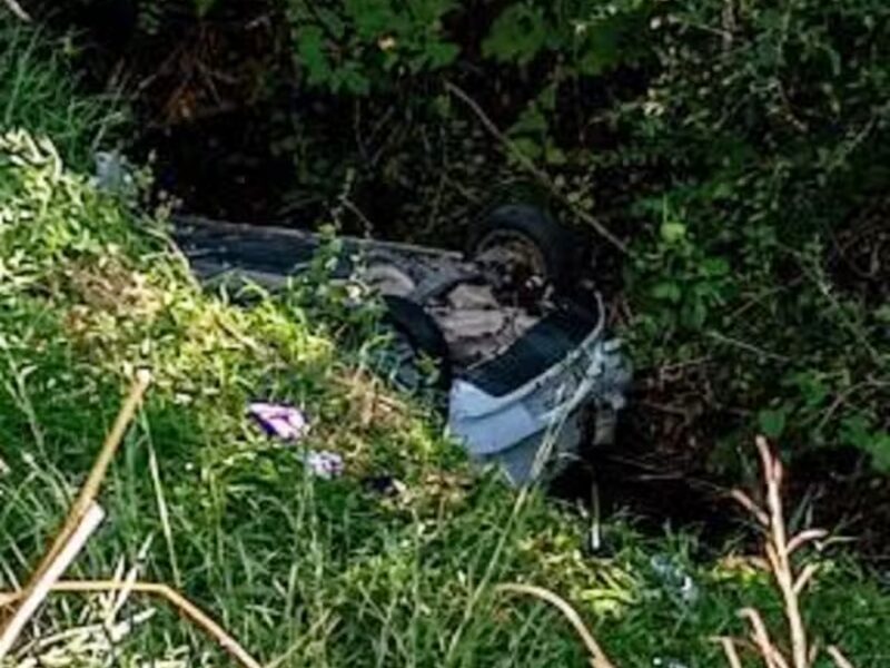 Vítimas são resgatadas debaixo d’água após carro sair da pista e cair em rio na BR-267 em Bicas