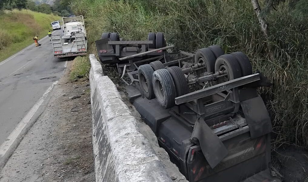 Bitrem carregado com carvão industrial cai de ponte na BR-267 em Argirita