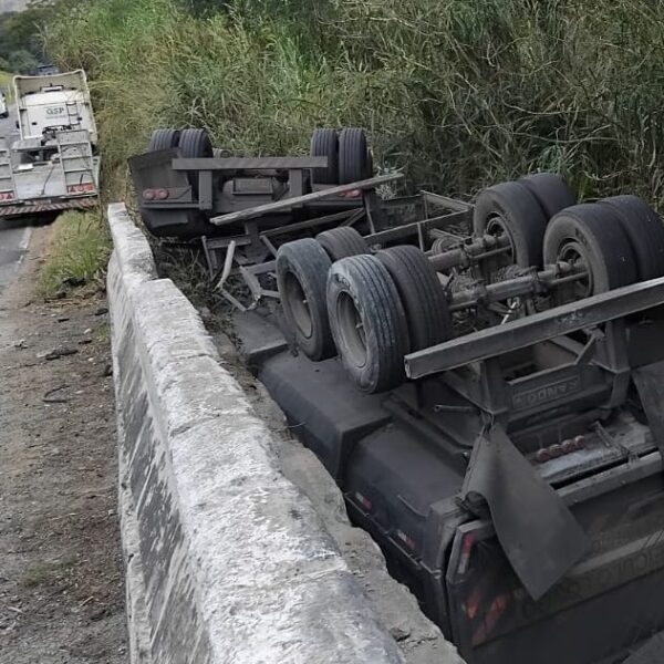 Bitrem carregado com carvão industrial cai de ponte na BR-267 em Argirita
