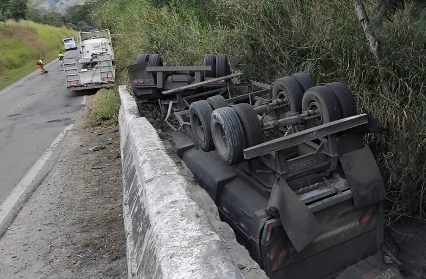 Bitrem carregado com carvão industrial cai de ponte na BR-267 em Argirita