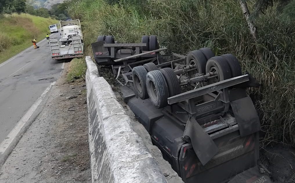 Bitrem carregado com carvão industrial cai de ponte na BR-267 em Argirita