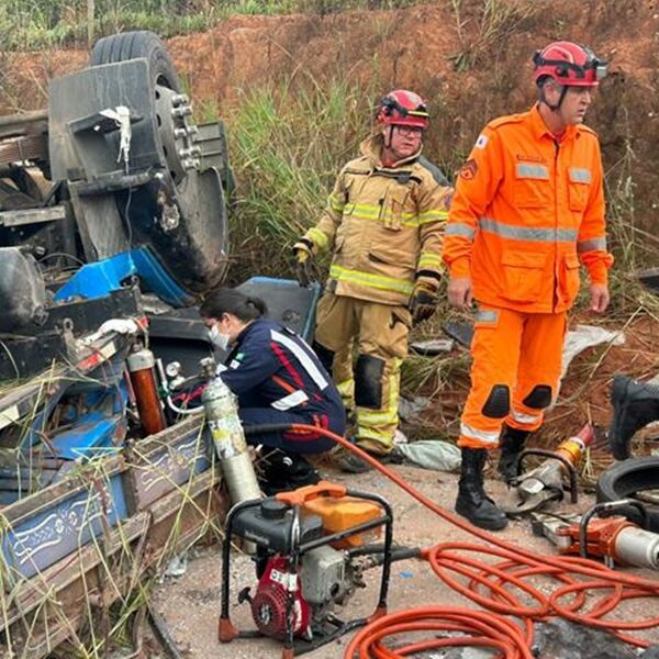 Caminhoneiro sobrevive a acidente impressionante e é salvo em operação de resgate na estrada Miraí-Muriaé