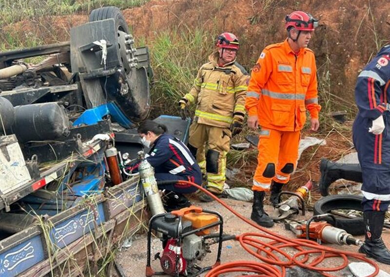Caminhoneiro sobrevive a acidente impressionante e é salvo em operação de resgate na estrada Miraí-Muriaé