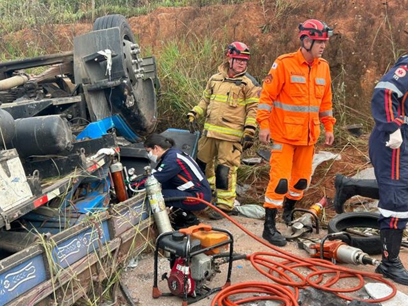 Caminhoneiro sobrevive a acidente impressionante e é salvo em operação de resgate na estrada Miraí-Muriaé