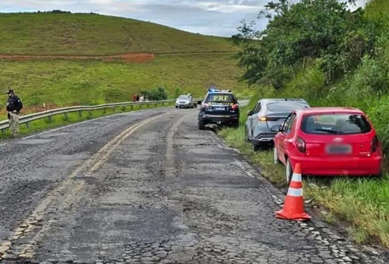 Engavetamento com três carros deixa uma pessoa ferida na BR-267 em Maripá de Minas