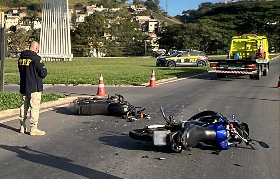 Colisão entre motocicletas deixa dois feridos no trevo do Pórtico em Leopoldina