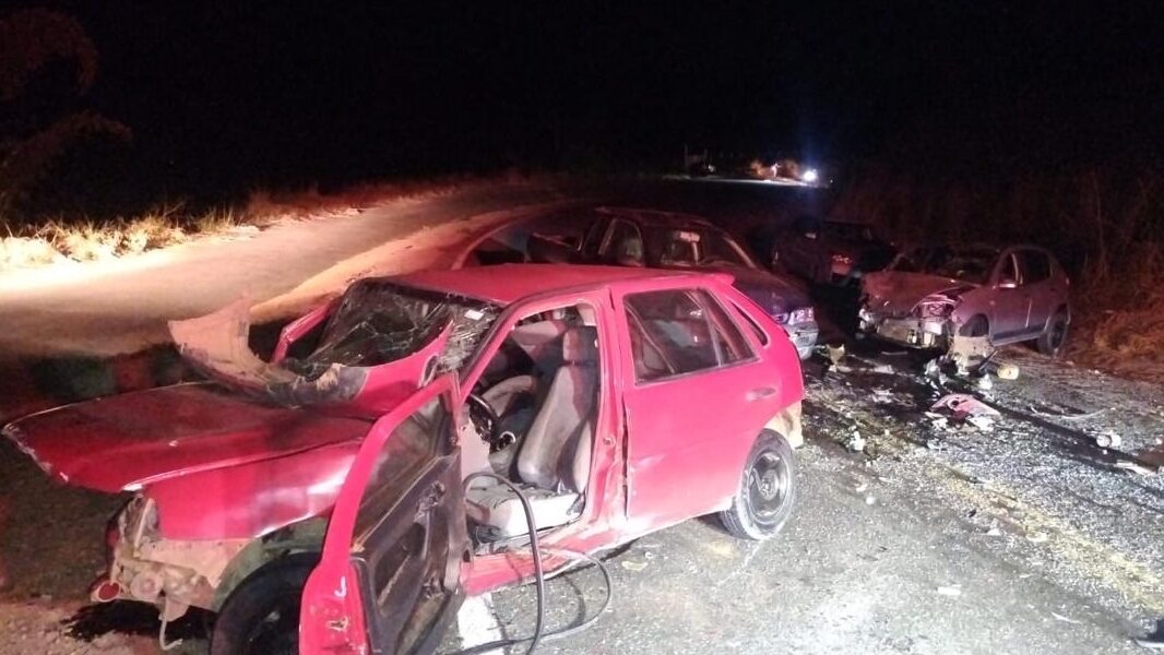 Colisão entre três veículos deixa um morto e três feridos na MGC-267 em Bicas