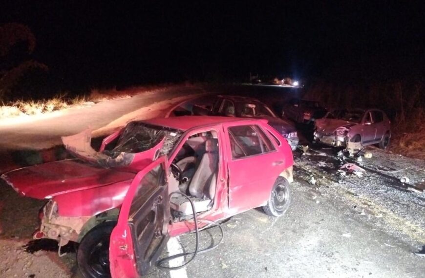 Colisão entre três veículos deixa um morto e três feridos na MGC-267 em Bicas