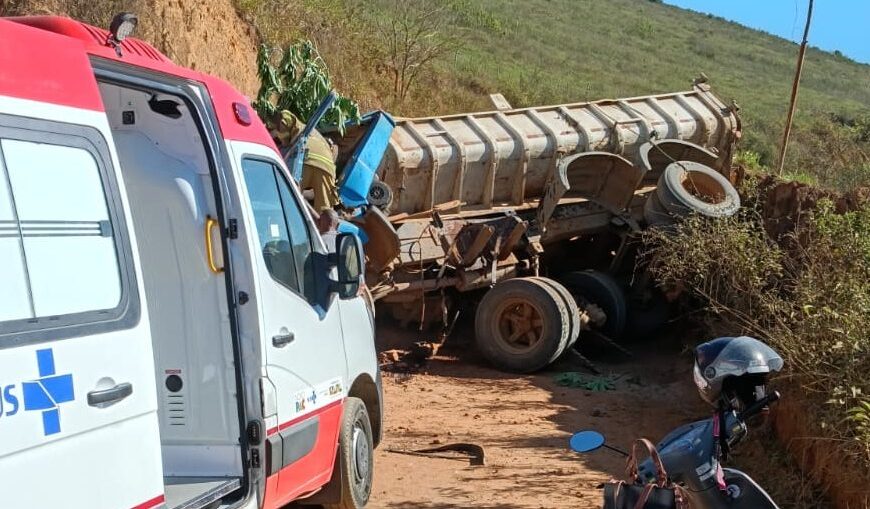 Motorista morre após tombamento de caminhão na zona rural de Leopoldina